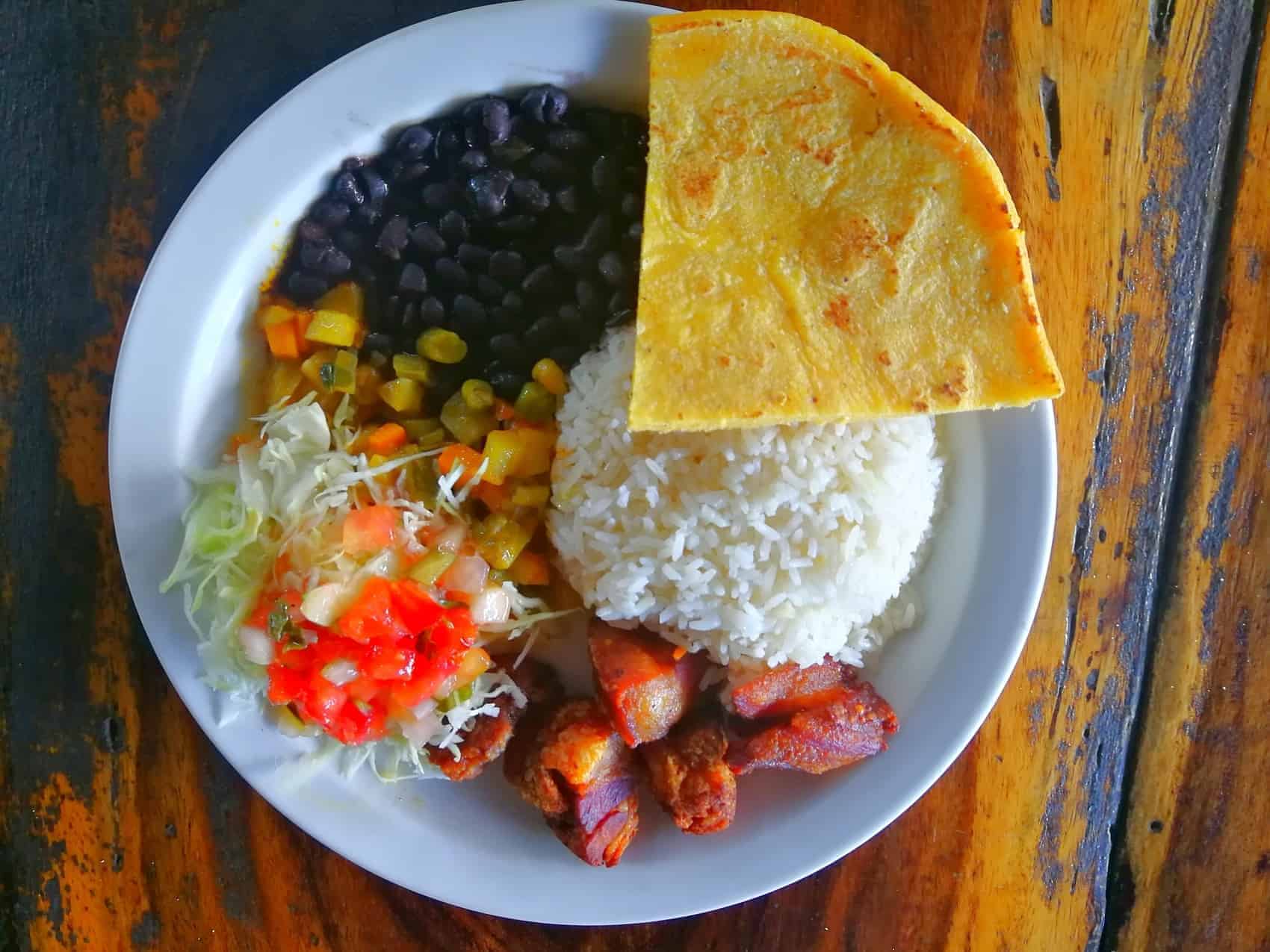 Costa Rica mad som nationalret: Casodo er Ris, bønner, salat, tortillas, svine og oksekød, kylling eller fisk