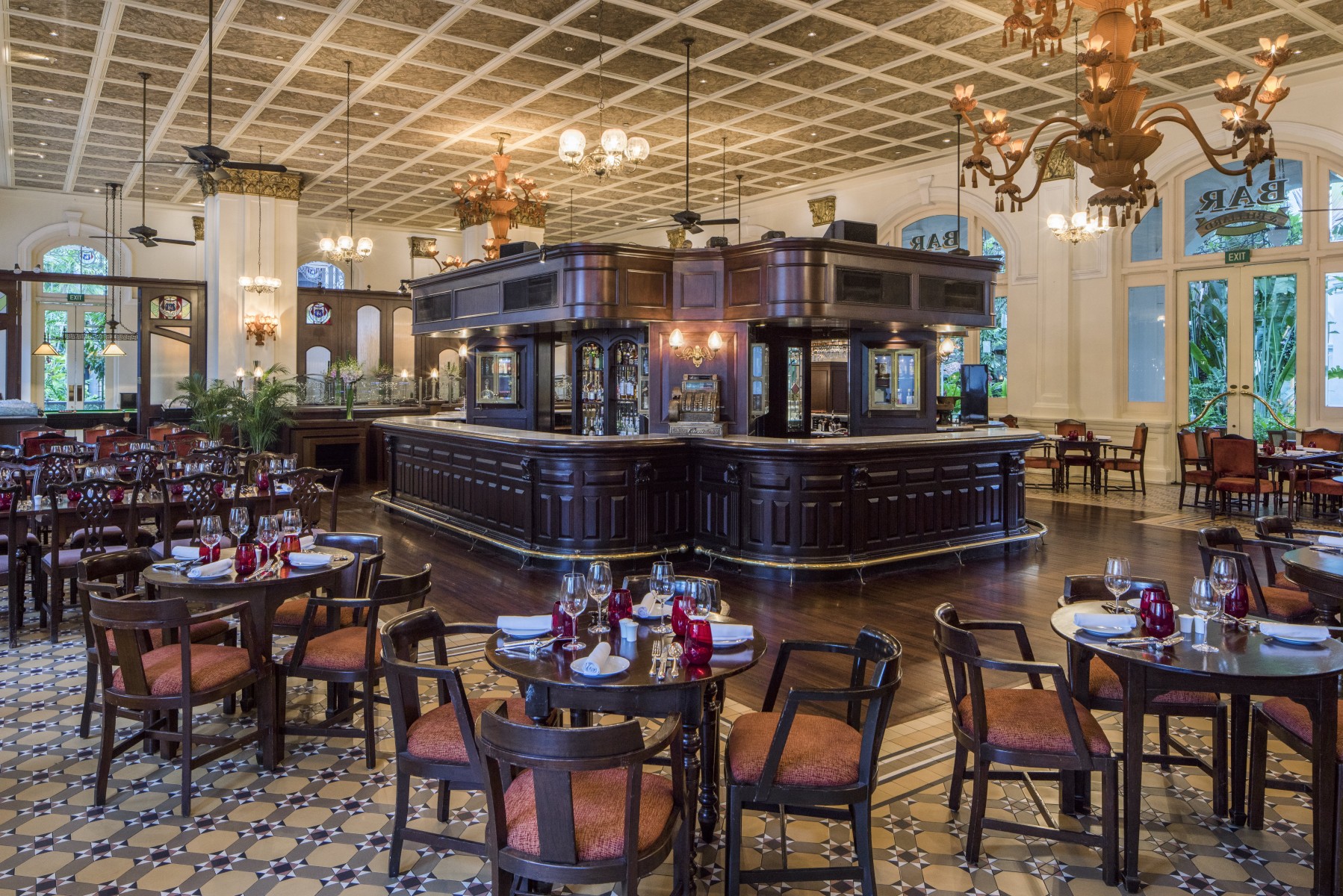 Hotelowy bar i sala bilardowa Raffles