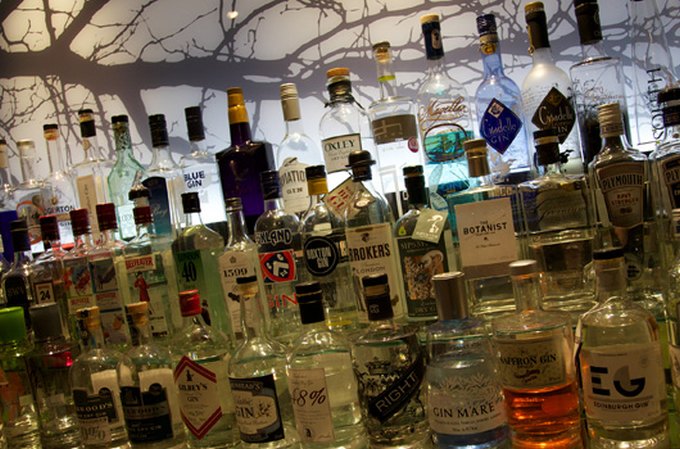englands madkultur The world's largest gin collection, at The Feathers Hotel in Oxfordshire
