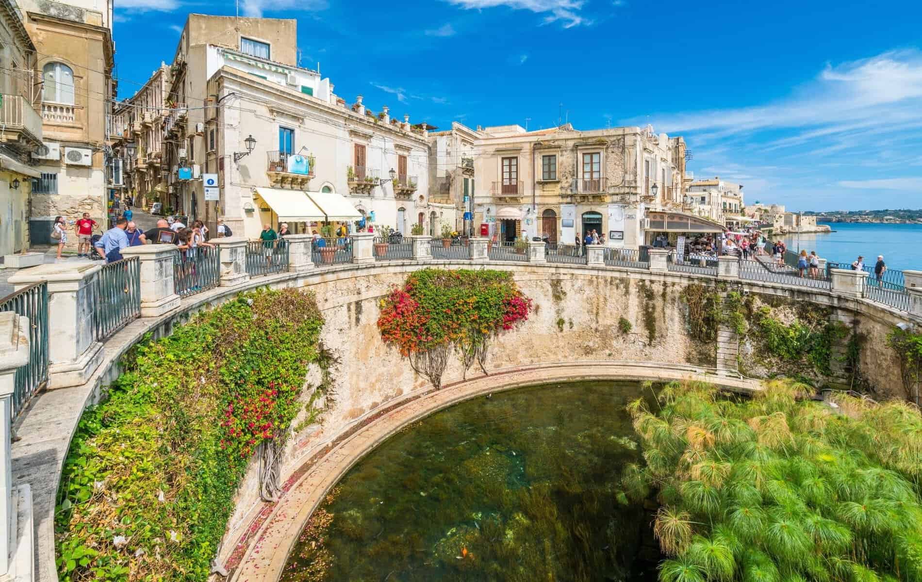 Arethusa og Siracusa (Syracuse) på en solrig sommerdag. Sicilien, Italien