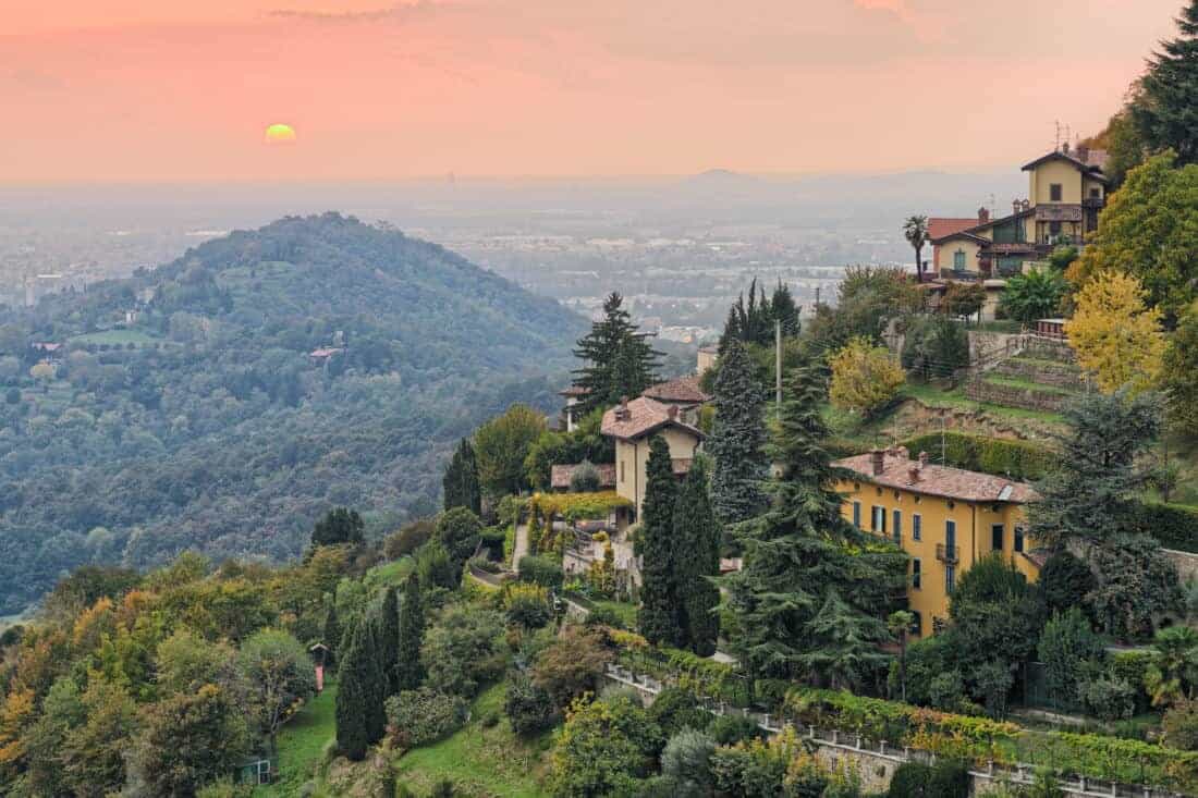 Bergamo og de smukke bjerge Lombardiet, Italien