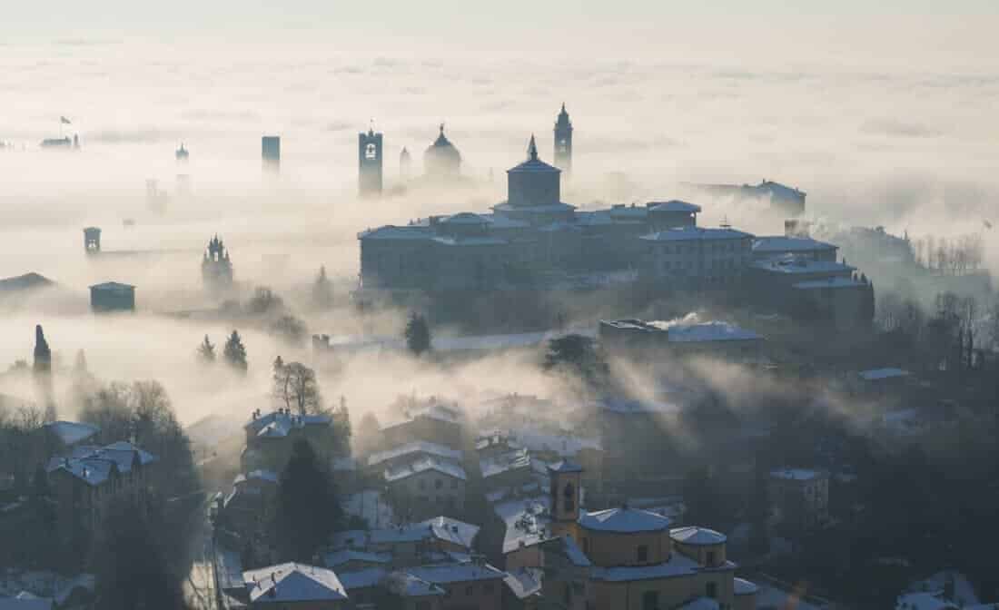 Bergamo, Italien. Lombardiet. Morgendisen fra bjergene dekorerer den smukke by