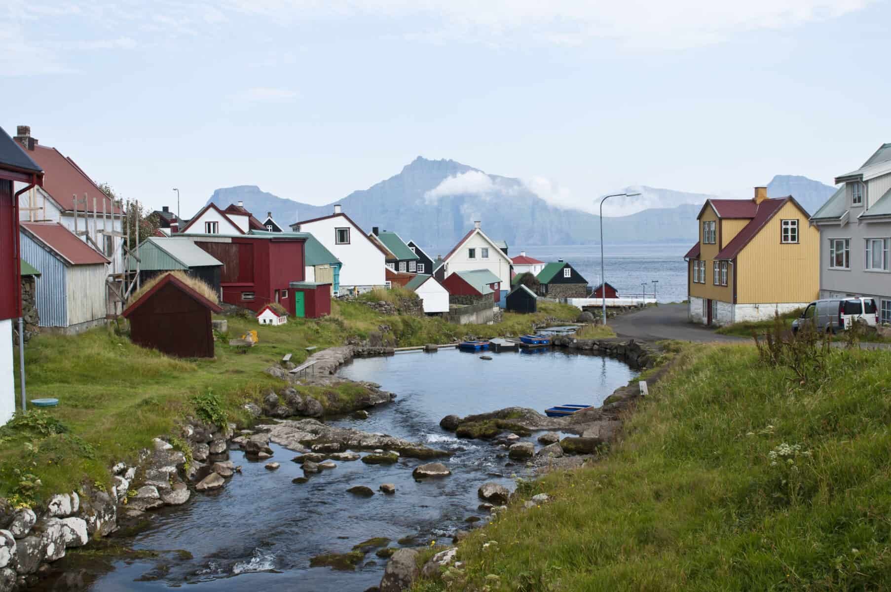 Færøerne, lille landsby og smukke bjerge
