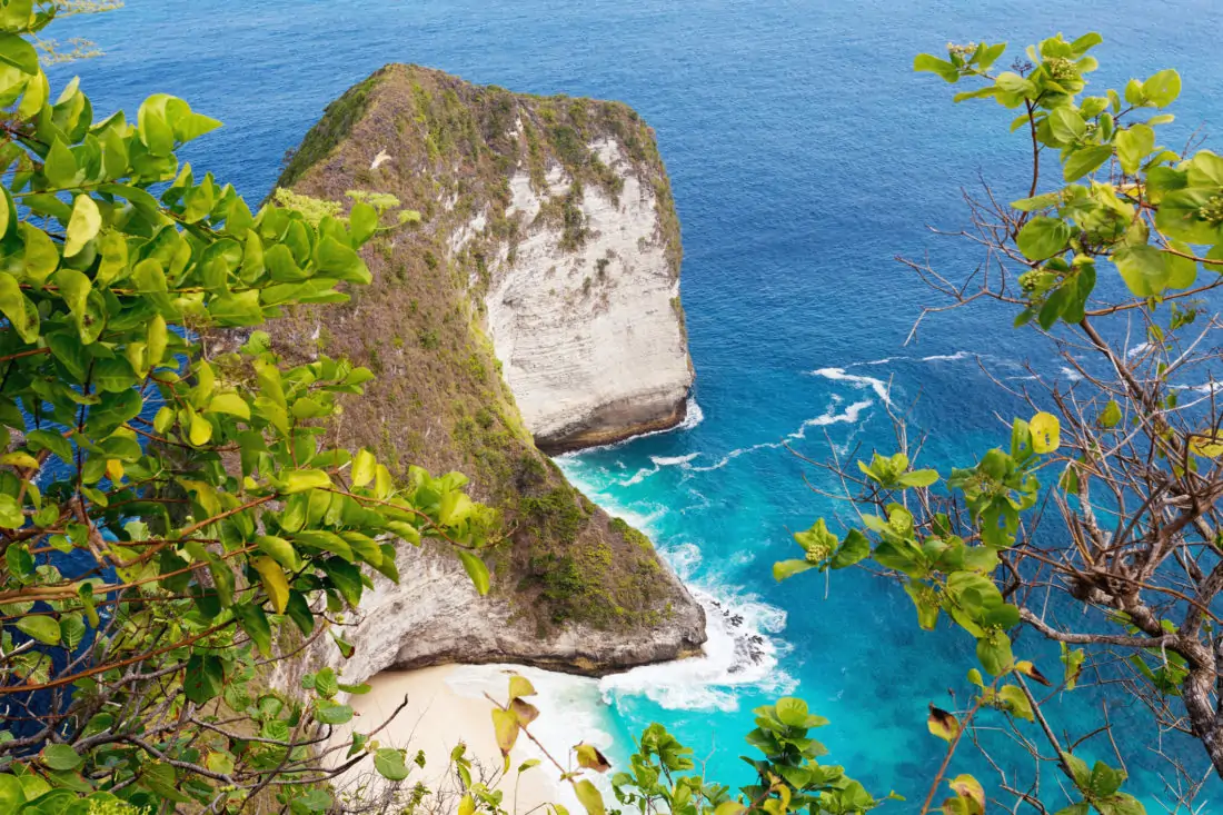 dream-bali-manta-point-diving-place-nusa-penida-island-beach-coastline-famous-blue-sky