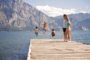 Traunsee – Østrigs dybeste sø med et rigt liv på søen fra surfere til hang gliders