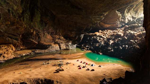 Hang Son Doong, se de små telte og mennesker, så stor er grotten