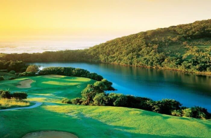 Golfferie i Sydafrika: wild-coast-country-club-golf-1st-hole