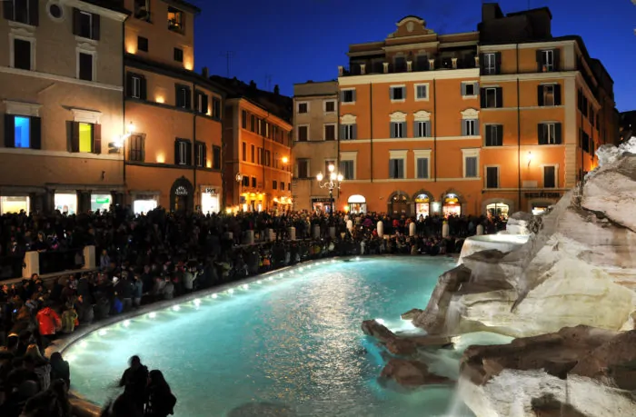 Fontana di Trevi med ny nat belysning, Rom, Italien