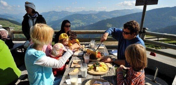 619_Holzalm_Jause_Familie_Wildschoenau