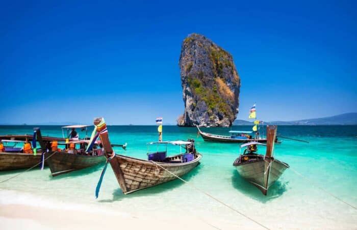 Rejser til Thailand. Phuket, en interntional magnet for alle strandelskere og seriøse dykkere i "the Andaman Sea" som er del af det Indiske Ocean