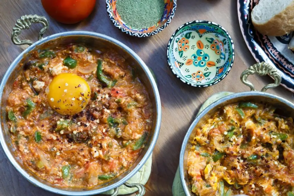 Menemen Tyrkisk morgenmad med æg tomater og peberfrugter. Hav en god dag!