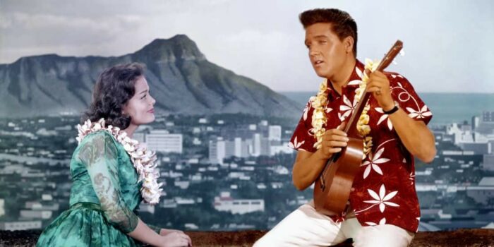Elvis charmer sig igennem Hawii i 1961. Blue Hawaii blev optaget på en måned.