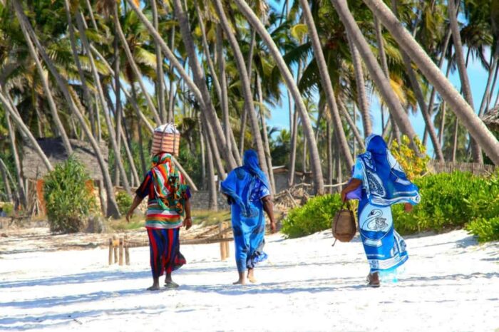 Rejser til Zanzibar, kvinder henter dagens mad