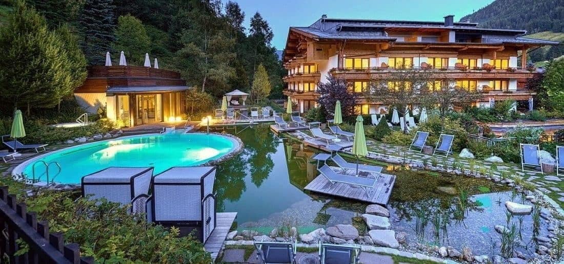 gartenpools mit haus -abendstimmung hotel theresia