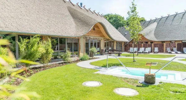 Campingpladser i Tyskland. Alfsee-Ferienpark-Rieste-Alfen-Saunaland-Außenbereich