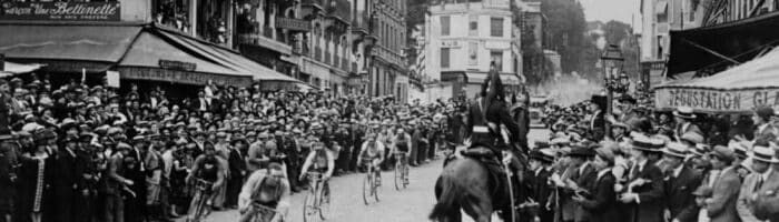 Tour de France løbet 1925. Ottavio-Bottecchia-of-Italy-chases-Lucien-Buysse-of-Belgium-through-St-Cloud-during-the-final-stage-of-the-1925-Tour-de France