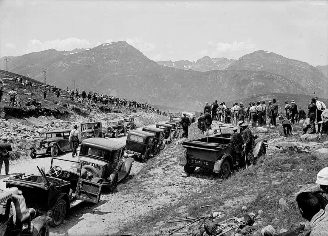 1925-Spectators-during-the-past-of-the-tour-de-France-in-the-Puymorens