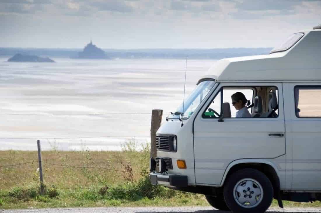 Camping i Frankrig: Kvinde i ældre camper ved berømte Le Mont-Saint-Michel