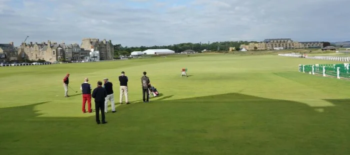 Tee-off på historiske St. Andrews Golf Course, Scotland.