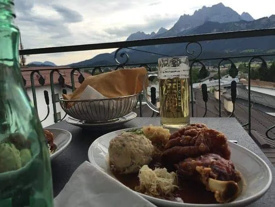 Huber Braeu haxe-mit-knodel-und-sauerkraut