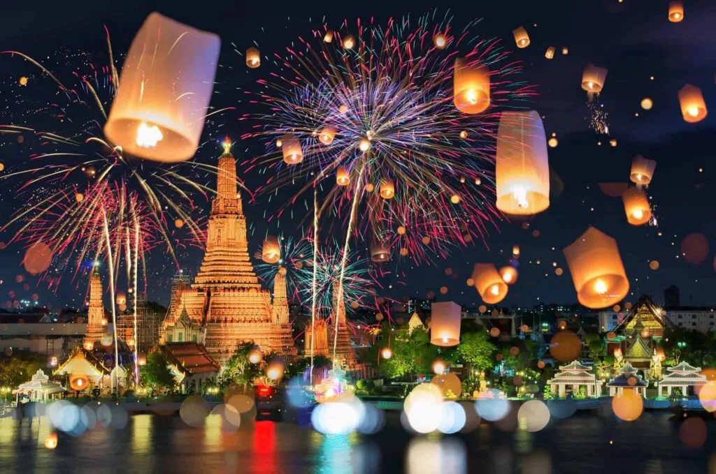 Kinesisk nytår 2025 er langens år. Bangkok happy new year countdown fireworks and lantern at Wat Arun Temple, Bangkok Thailand.