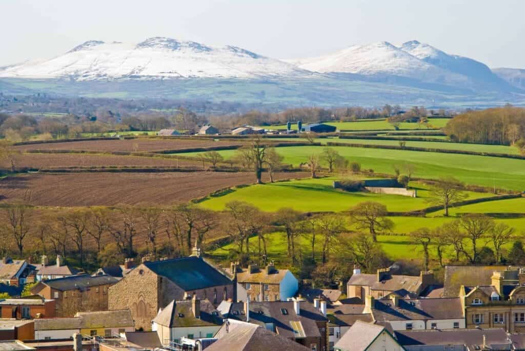 . Naturferie i WalesTown of Caernarfon and snow covered Snowdonian mountains, Wales, UKTown of Caernarfon and snow covered Snowdonian mountains, Wales, UK