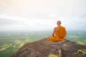 De 7 kontinenter. Buddhist monk in meditation at beautiful nature on high mountain