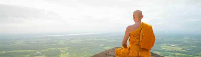 De 7 kontinenter. Buddhist monk in meditation at beautiful nature on high mountain