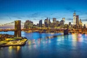 Hoteller i New York City. Famous view of New York City over the East River towards the financial district in the borough of Manhattan.