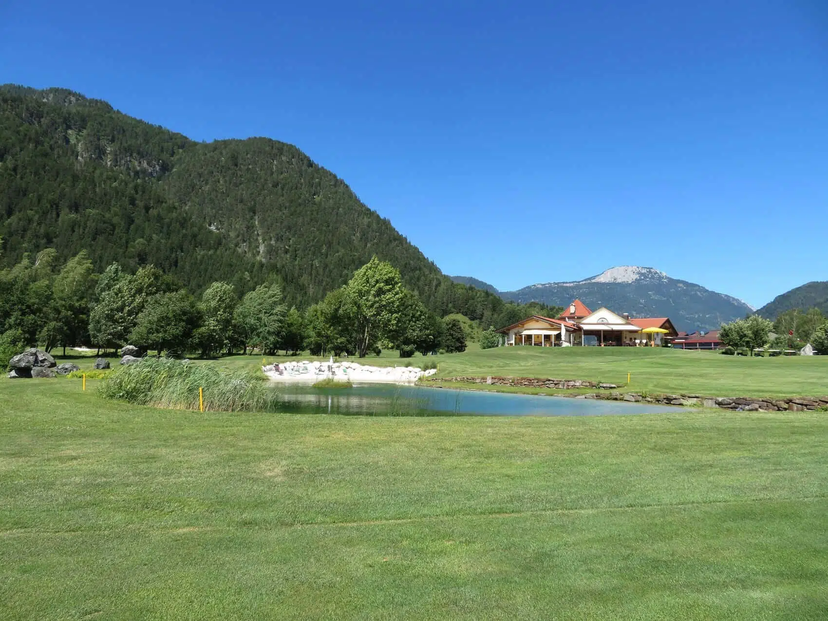 Laerchenholf golfbanes klubhus i baggrunden set fra hul 9 og til venstre den måske eneste golfbane strand 