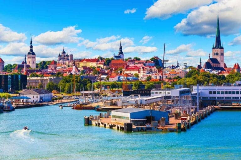 De baltiske lande, nye og gamle rejsemål langs Østersøen 42 De baltiske lande. Scenic summer view of the Old Town and sea port harbor in Tallinn, Estonia