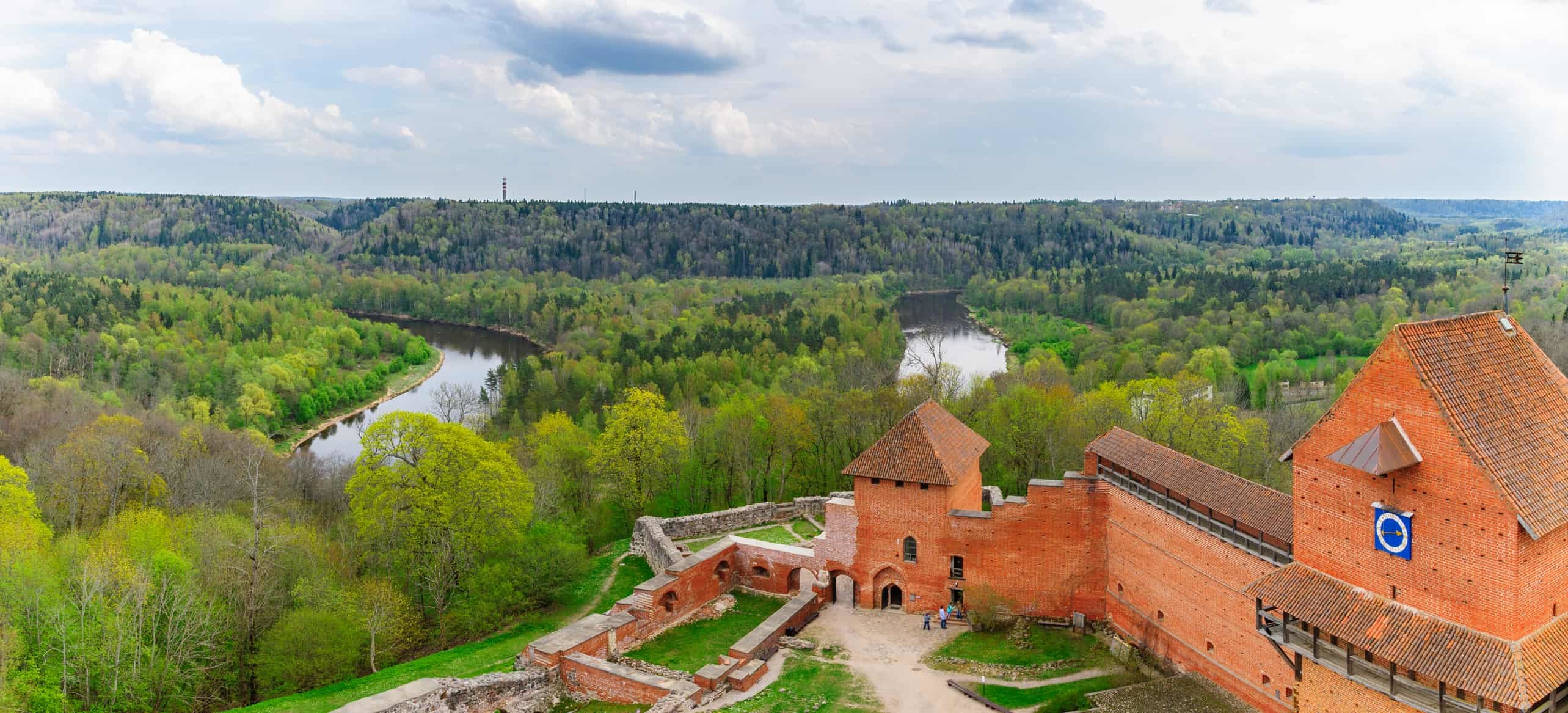 Turaida slottet nær Gauja floden i Sigulda, Letland