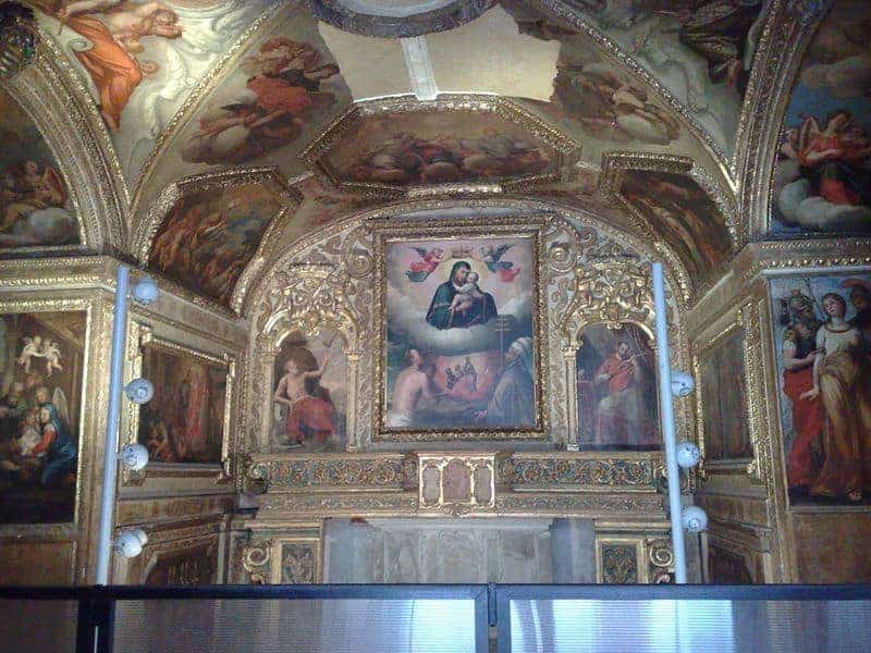 Slotte i Italien 7 castel nuovo cappellaAnimePurgatorio