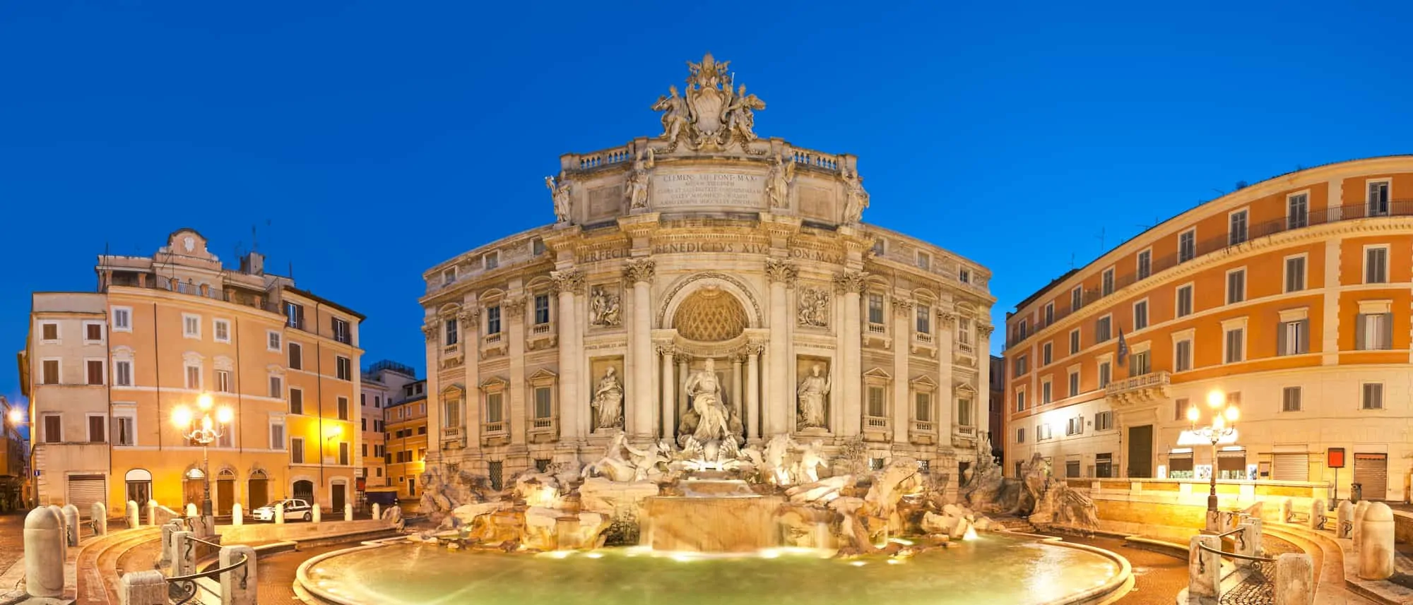 Fontana di Trevi i Rom, ikonisk springvand fra 1762 i romantisk nattelys
