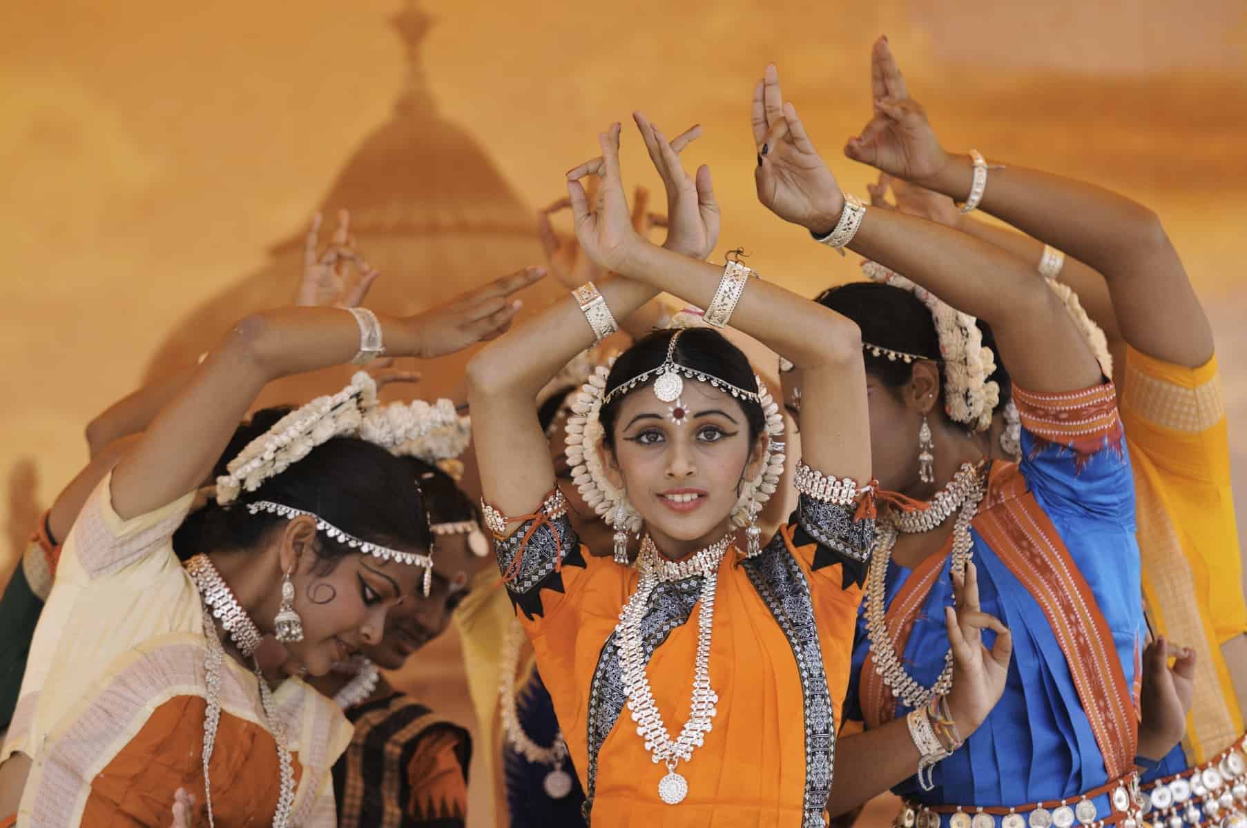 Indien danser ind i fremtiden, intro til ufattelige Indien