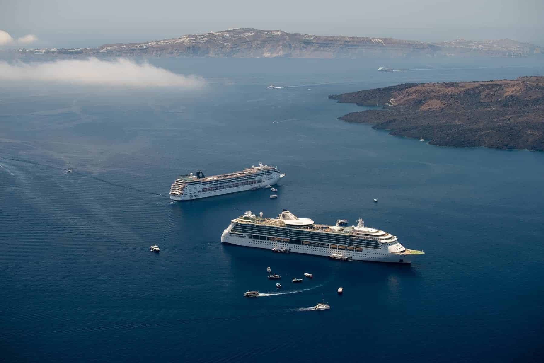 Cruising ship ved Santorini