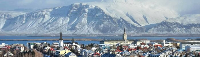 Rejser til Island. Reykjavik, Iceland, Colorful roofs and the ocean and mountains