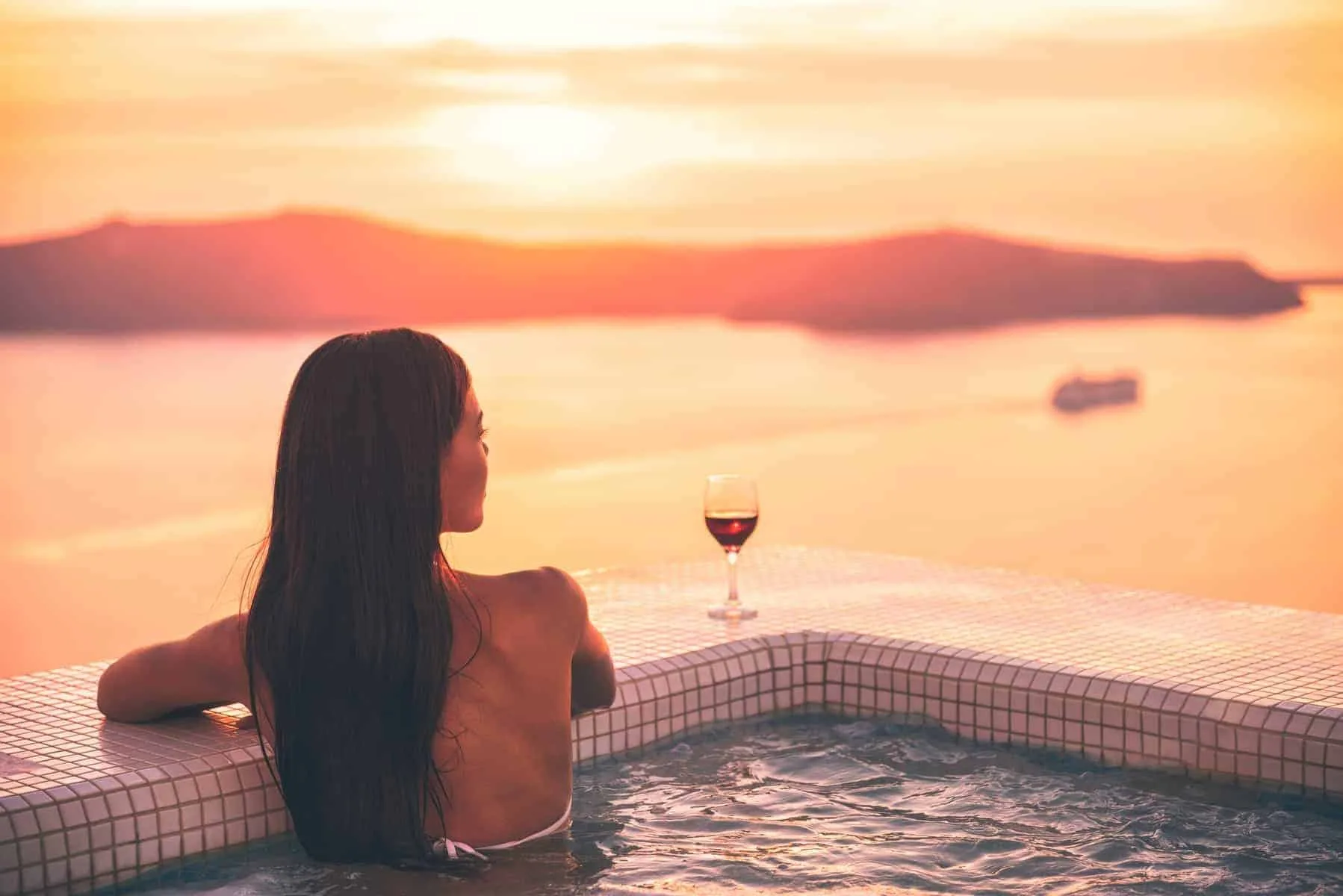 Santorini, jacuzzi anyone?