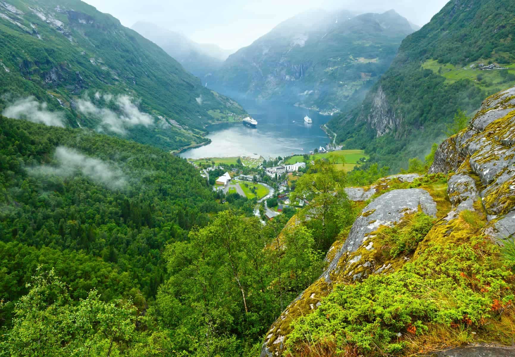 Norsk fjord med stejle fjeldsider, der falder direkte ned i mørkt vand