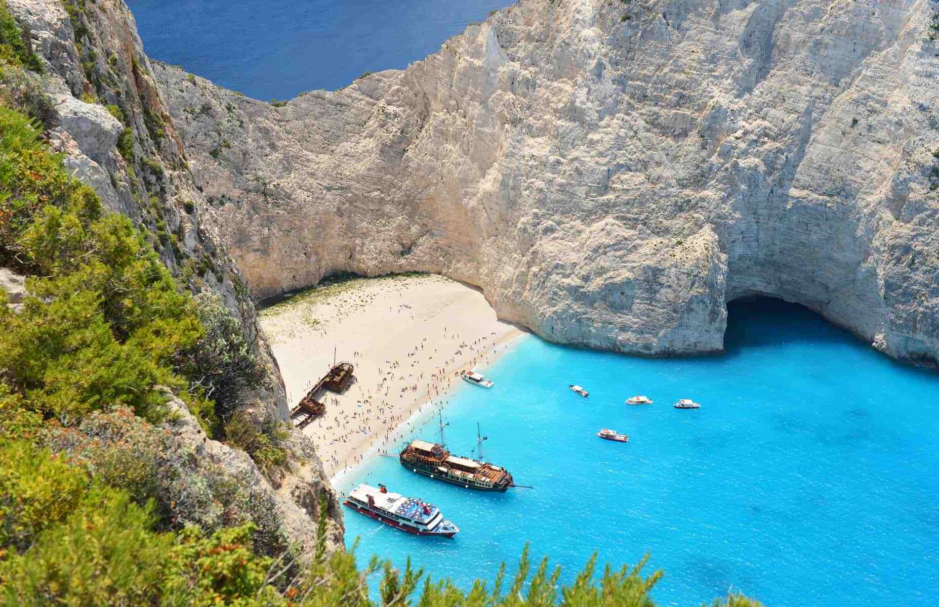 Zakynthos Yunanistan adasında Navagio plajı