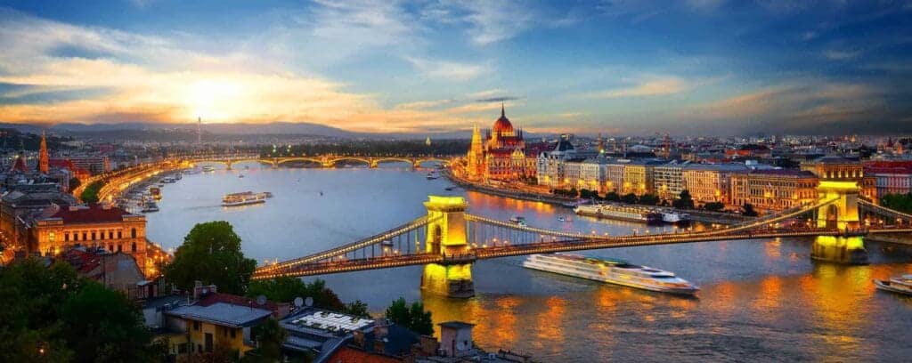 Budapest, Ungarn. Parliament and bridges