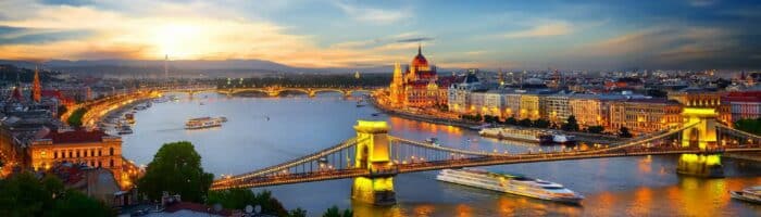 Budapest, Ungarn. Parliament and bridges