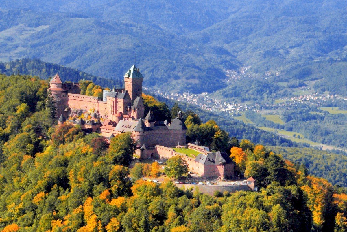 Haut-Koenigsbourg slot i Alsace. Frankrig
