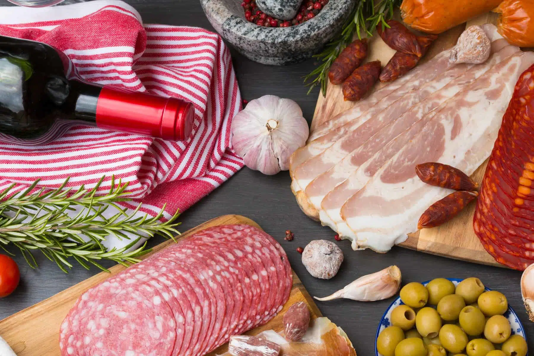 Spanske vindistrikter og mad der går perfekt til spansk vin, lfuet, jamon, chorizo, bacon og lomo embuchado med rødvin og oliven.