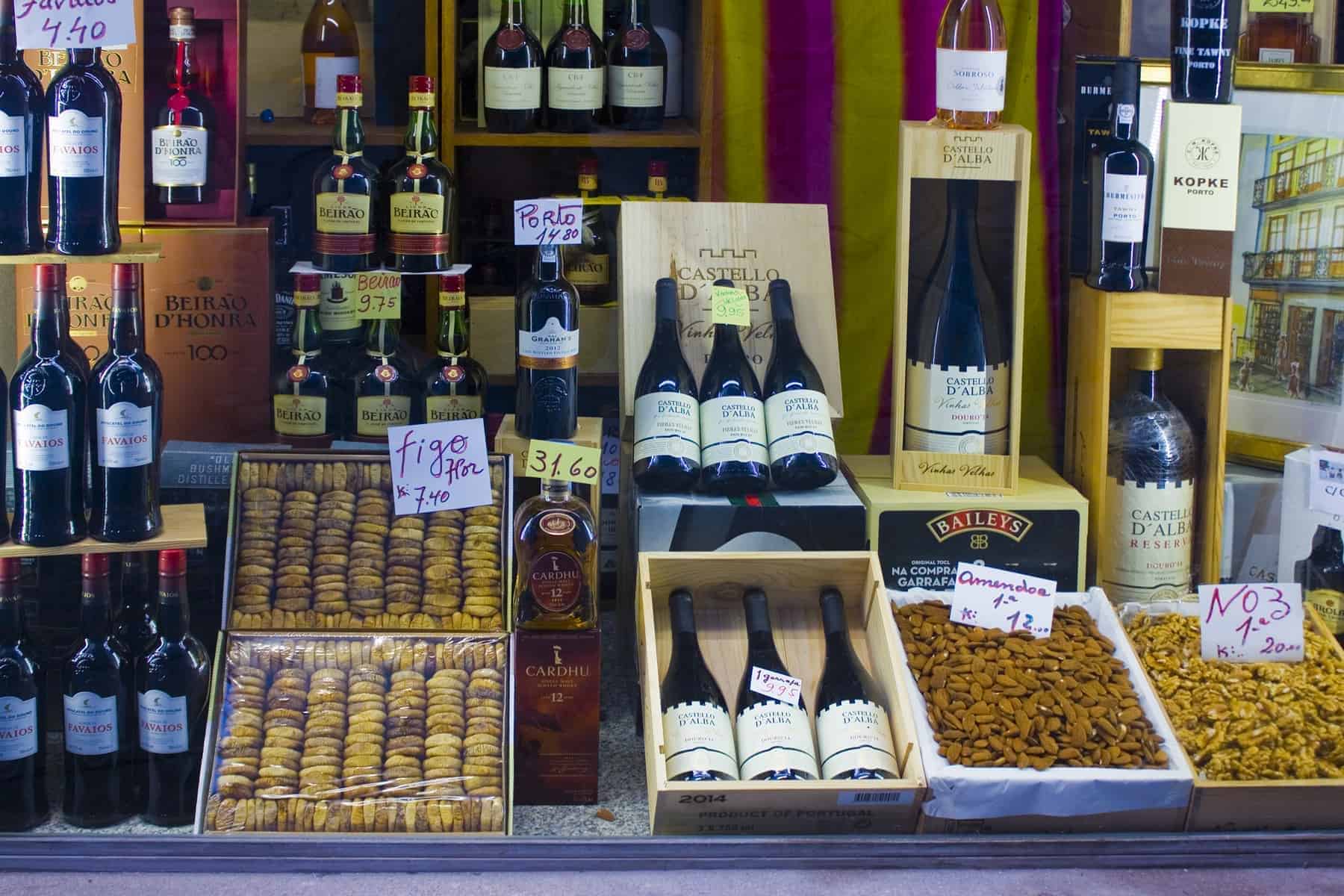 Rejser til Portugal PORTO, PORTUGAL Bottles of Porto wine