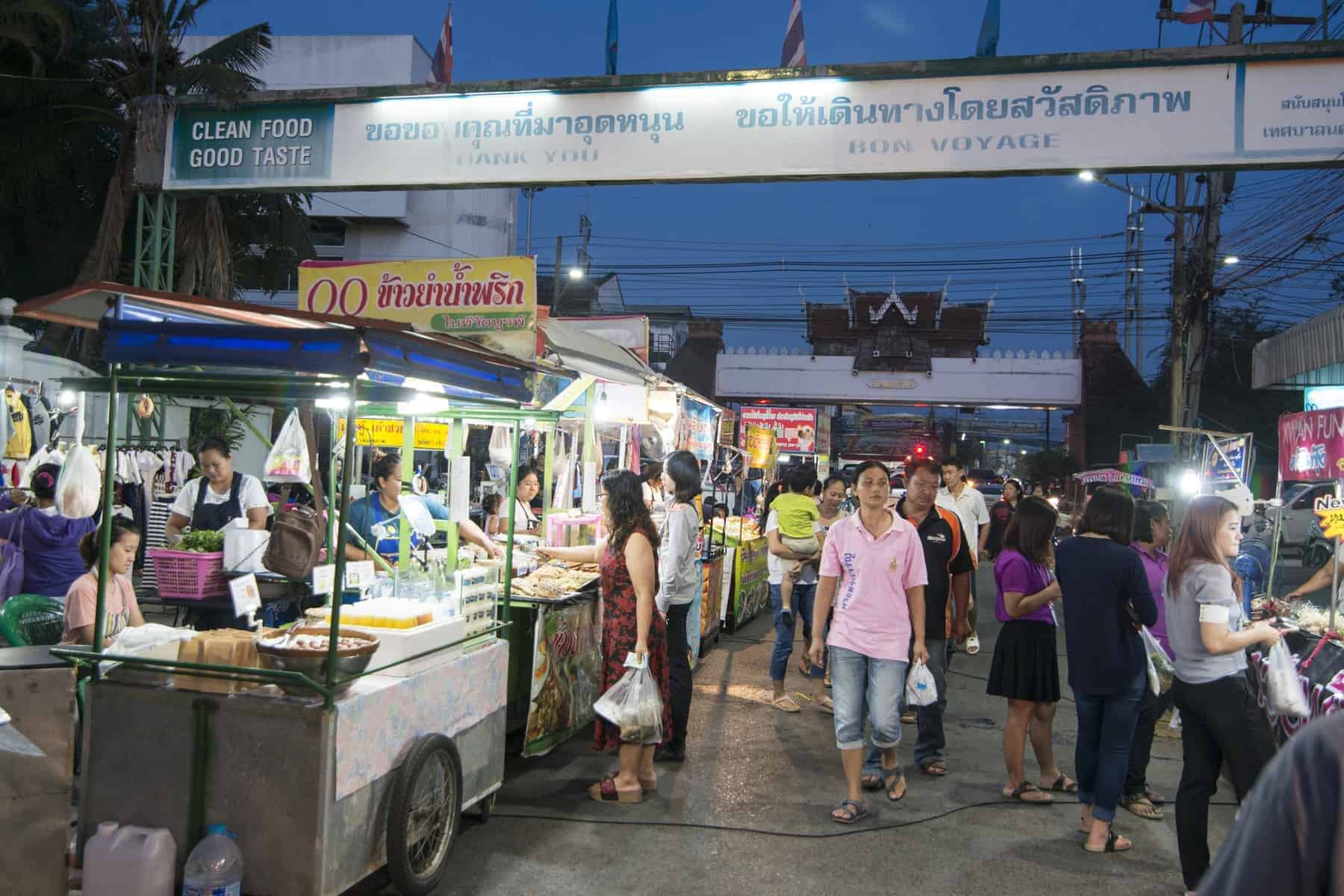 Street food midt om natten i Khorat i det nordlige Thailand