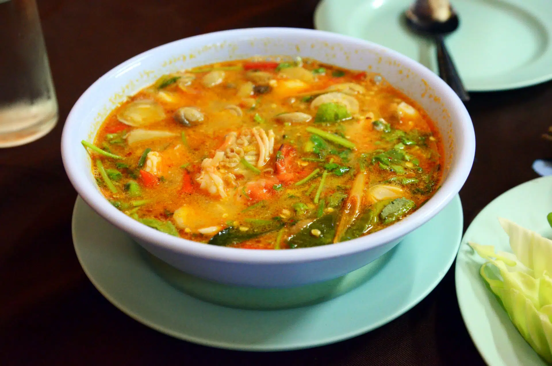 Spicy Thai suppe Tom Yum med kokos mælk, Chili pepper og lækre kæmperejer