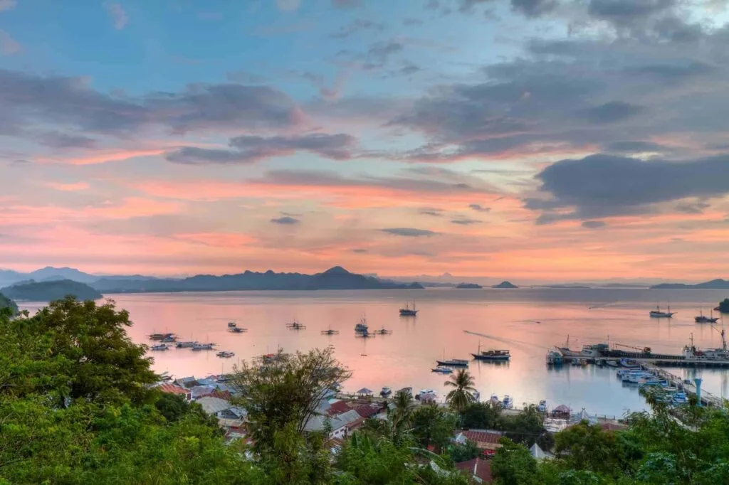 Indonesiens mange øer. Havnen Labuan Bajo, Flores Island, Indonesien