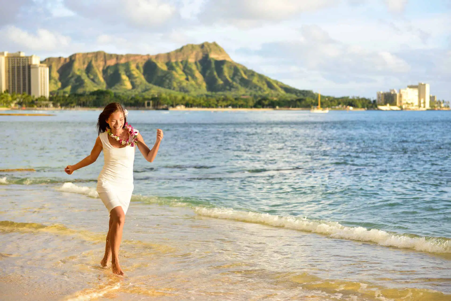Kvinde nyder en af verdens mest berømte strande, Waikiki beach, Honolulu. 