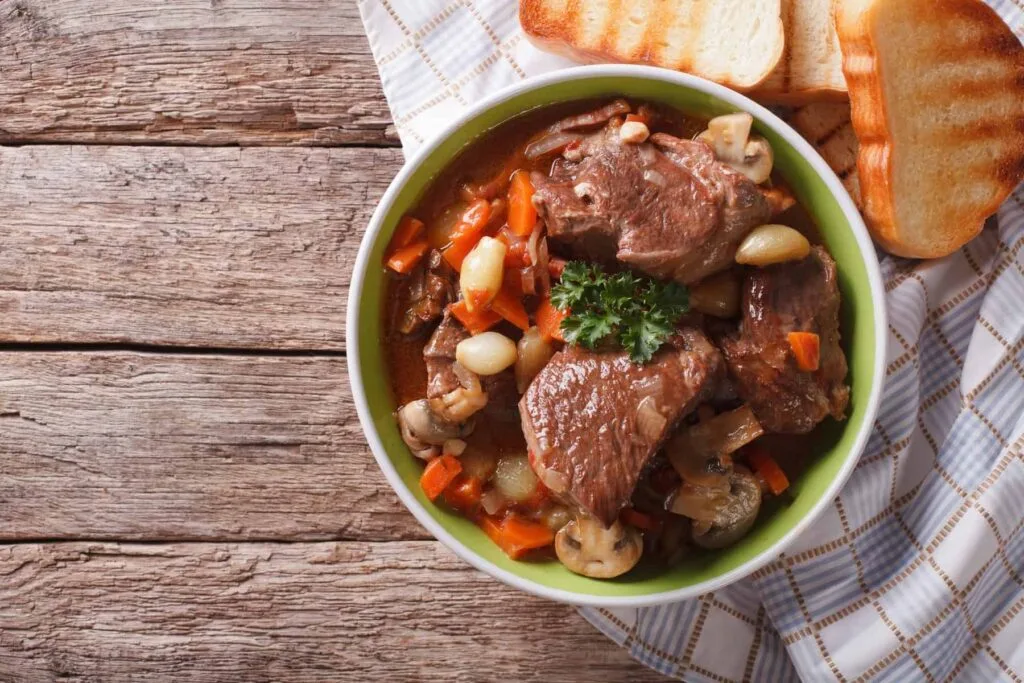 Boeuf Bourguignon, ikke med rigeligt med smør, men rigeligt med rødvin